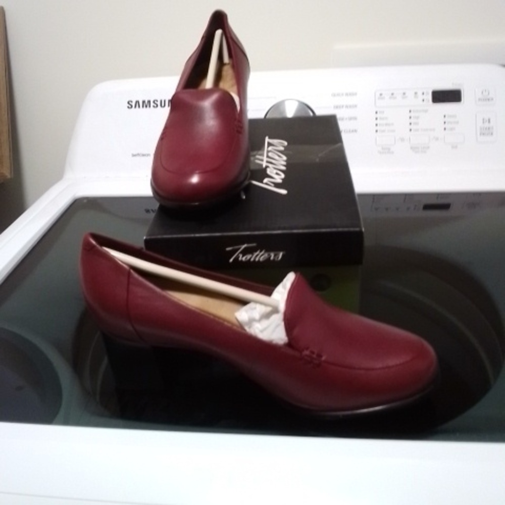 NWT NIB Trotters Women's Quincy Dark Red Loafers